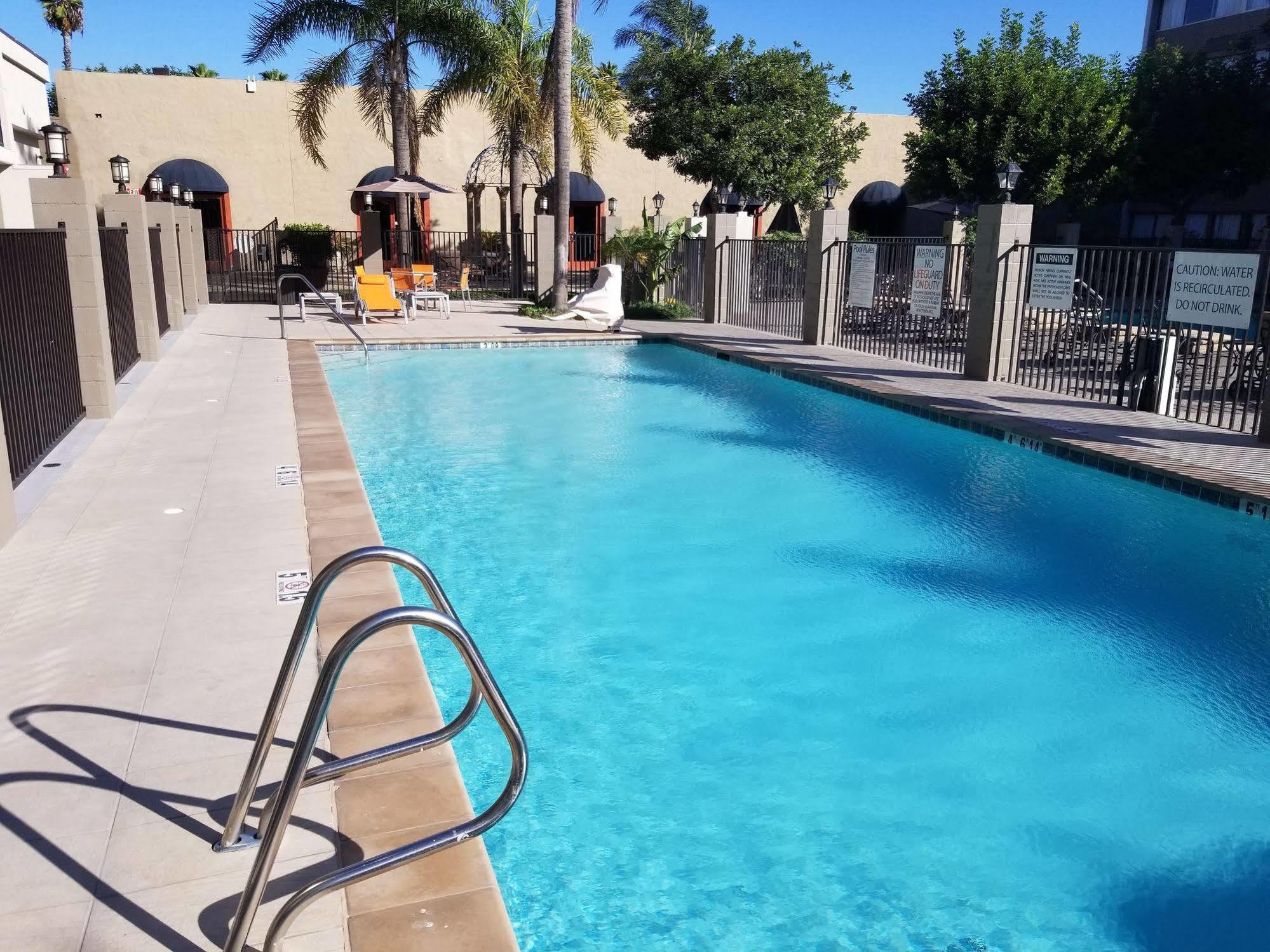 Holiday Inn Express Fullerton-Anaheim By Ihg Exterior photo